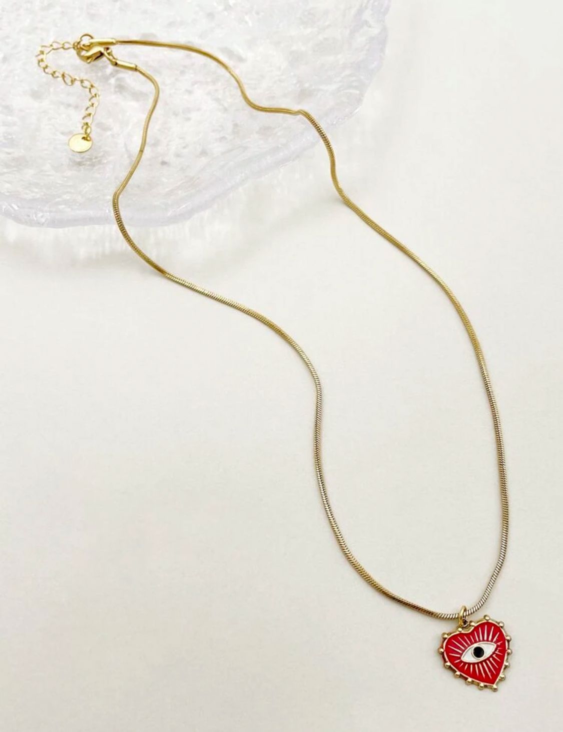 Collar ojos en el cora